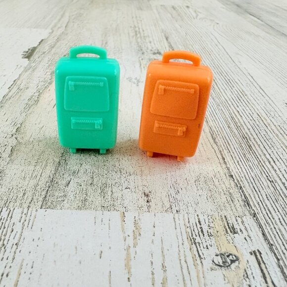 Bluey Luggage Suitcases Set of 2 Orange Green Airplane Figure Playset Blue NEW - Picture 1 of 3